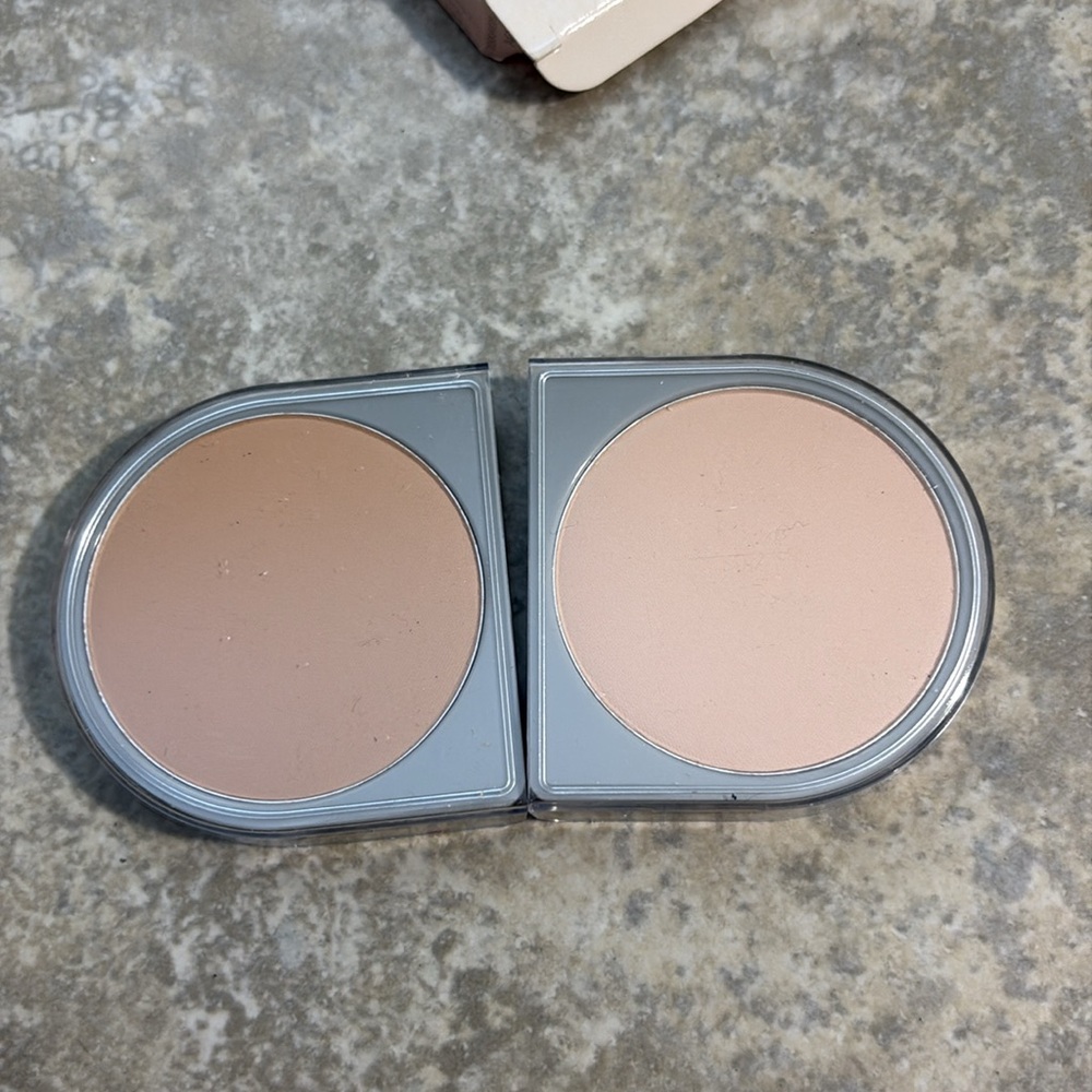 Mary Kay Dual-Coverage Powder Foundation - Beige Compact Duo - Picture 4 of 4